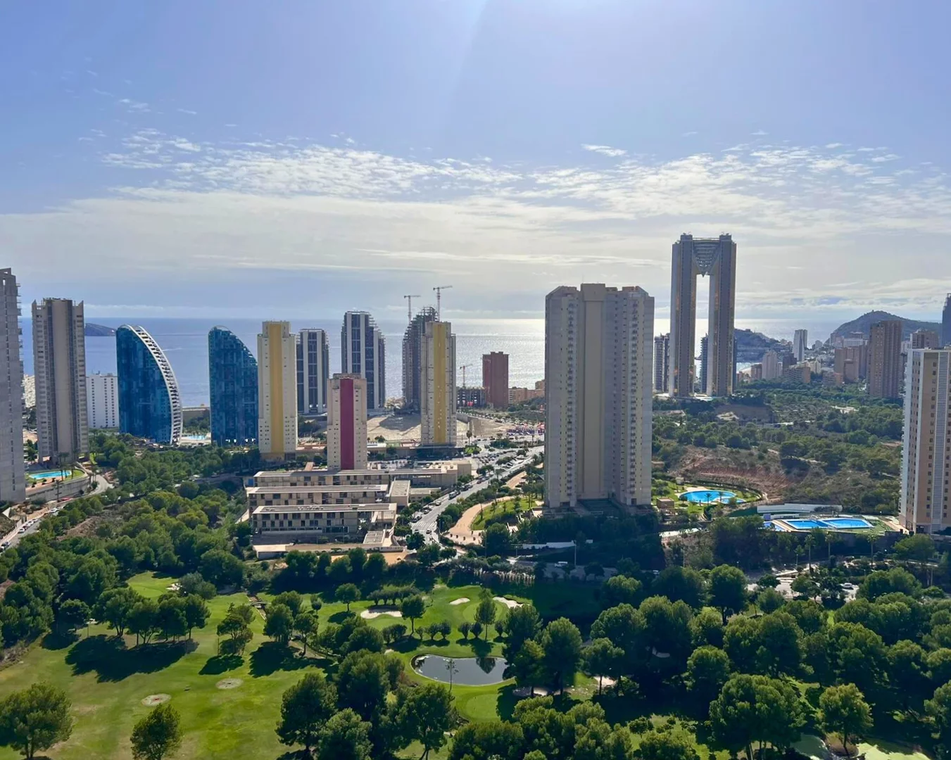 Panorama Benidormu z polem golfowym Las Rejas i morzem