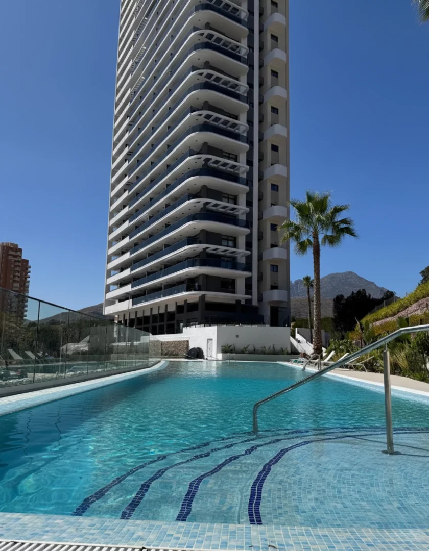 Eagle Tower Benidorm — basen i strefa relaksu